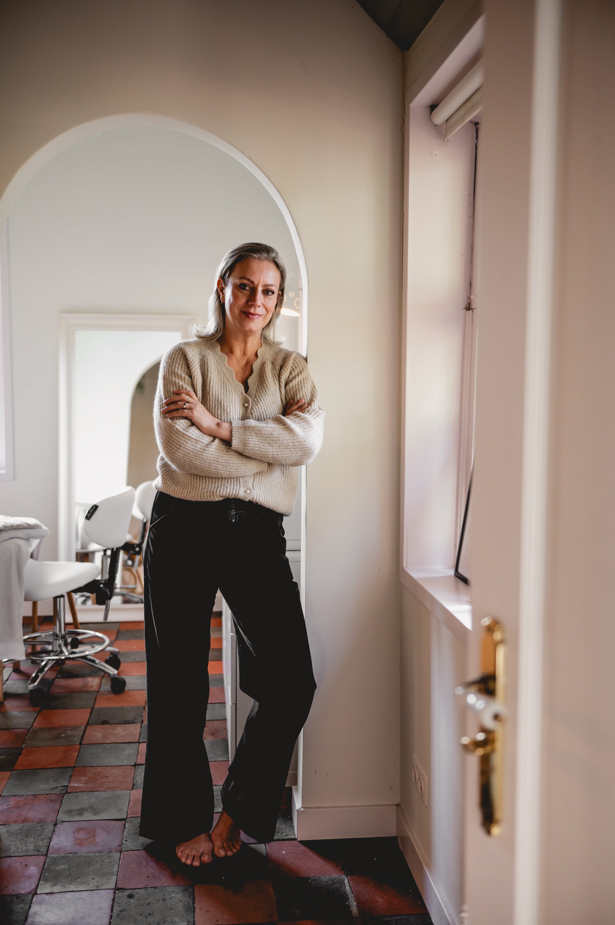 foto van de founder van Namashea vrouw staat in deuropening te poseren met beige kleuren